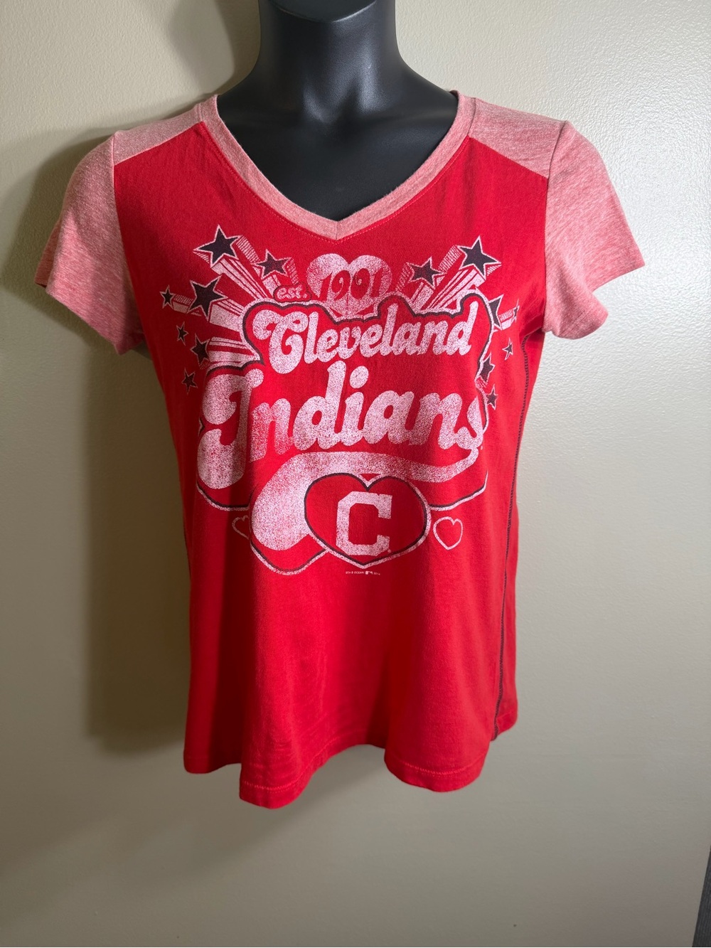 Cleveland Indians 5th & Ocean Graphic V-Neck Tee | Medium Est.